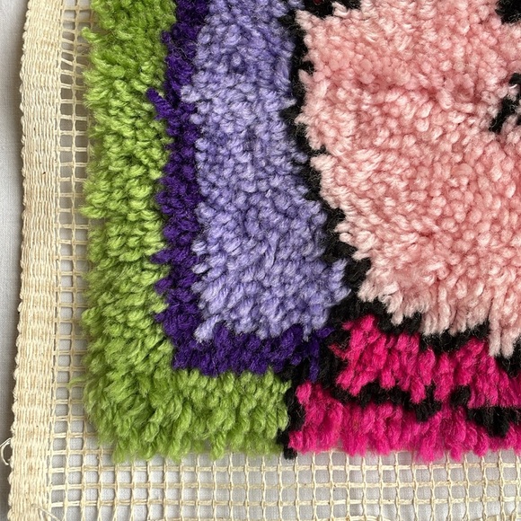 Piglet, unfinished latch hook project, 15.5" x 16" - Picture 5 of 9